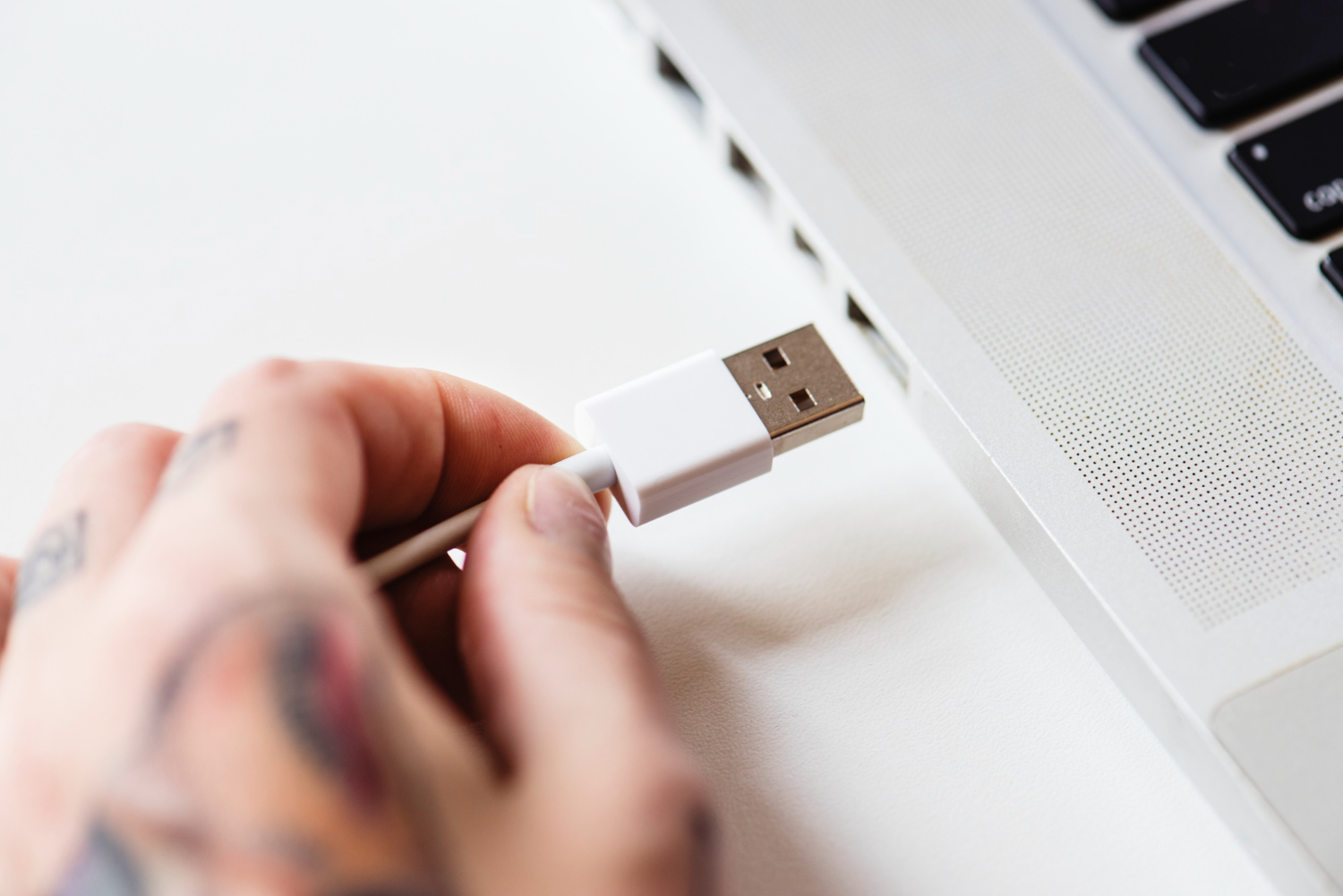 Alimenter son ordinateur en USB-C correctement : choisir bloc et câble, préserver la santé de la batterie et éviter les soucis de docks et de surchauffe au quotidien