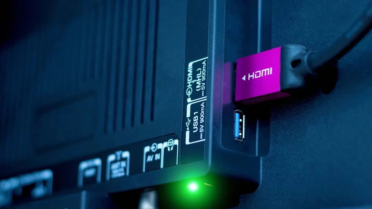 Le câble et le port comptent : choisir un HDMI 2.1, vérifier le VRR et assurer une « chaîne » de signal propre depuis PC ou console