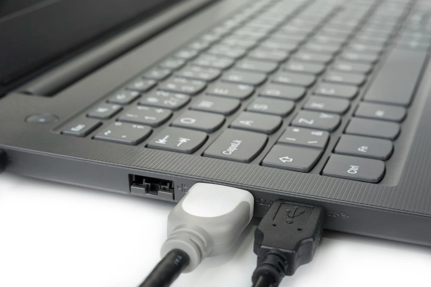 Stations d’accueil sans surprise : budget de puissance, vidéo en Alt Mode et pourquoi les câbles bas de gamme « brident » l’image et la charge simultanément