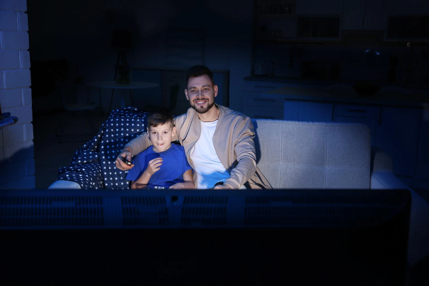 Une télécommande, plusieurs scènes : préréglages rapides pour cinéma, sport et FPS qui évitent les menus et assurent un rendu prévisible soir après soir